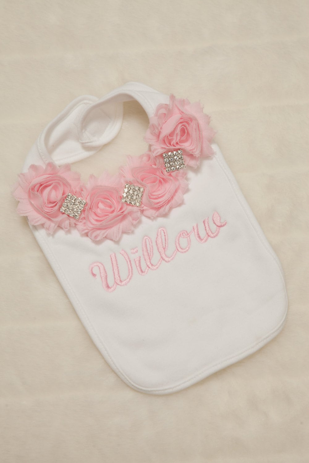Gestickte Weiße Lätzchen-Baby-Mädchen Personalisierte Lätzchen Mit Chiffon Und Strass Gestickte Weiße Lätzchen-Baby-Mädchen Personalisierte Lätzchen Mit Chiffon Und Strass von Etsy - MyLolliflopsLLC