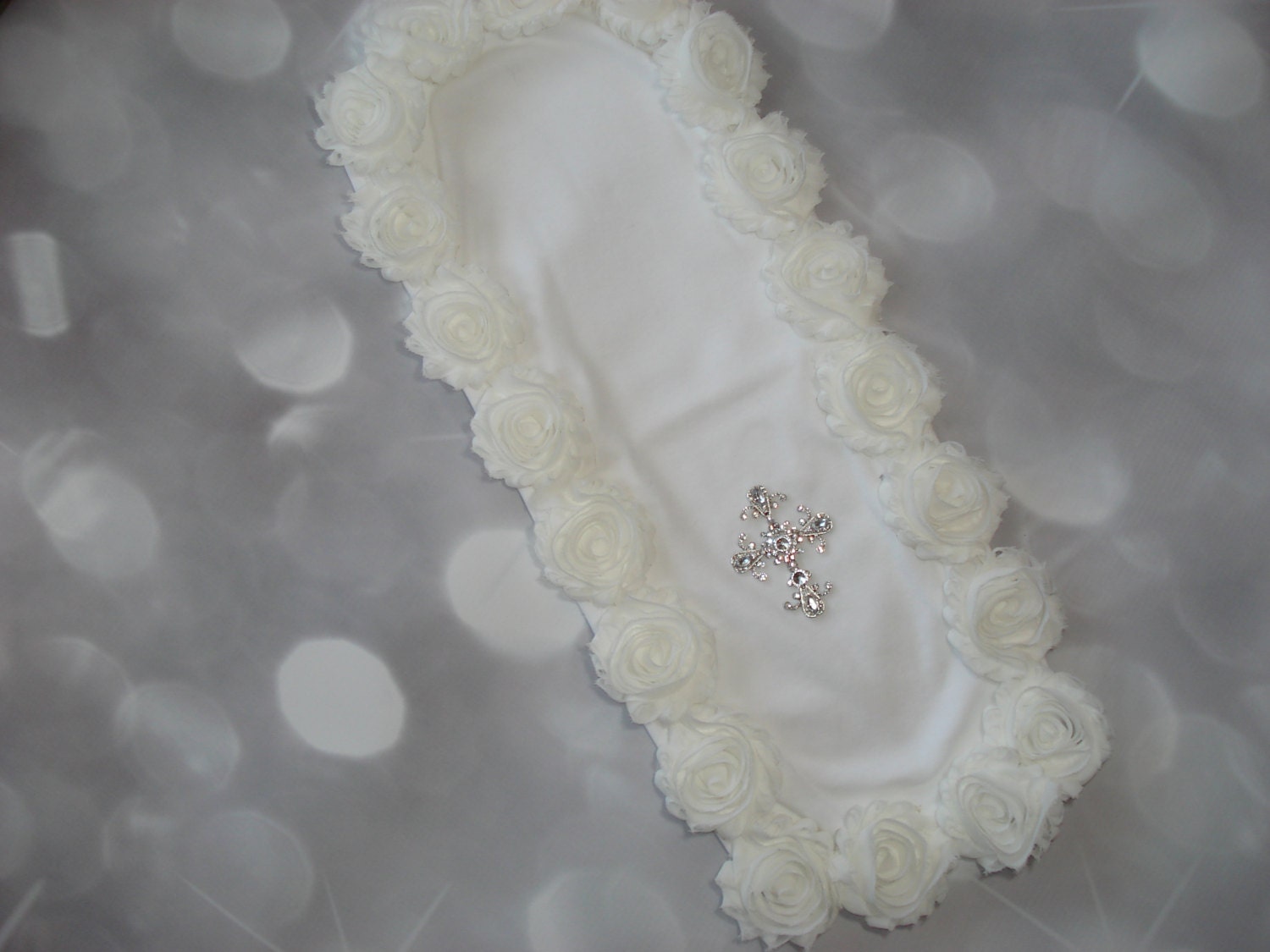 Weißes Spucktuch Mit Off White Shabby Chiffon Blumen Und Strass Kreuz Weißes Spucktuch Mit Off White Shabby Chiffon Blumen Und Strass Kreuz von Etsy - MyLolliflopsLLC