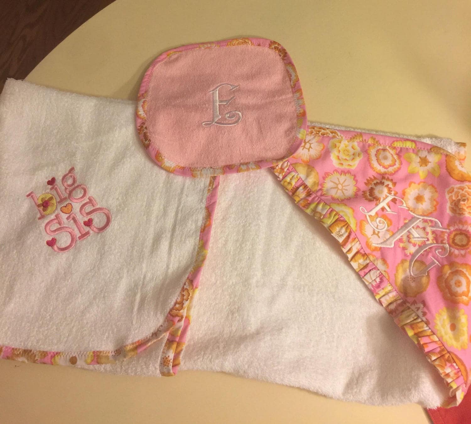 Monogrammiert Kapuzen Baby Handtuch Mit Dazu Passenden Waschlappen Monogrammiert Kapuzen Baby Handtuch Mit Dazu Passenden Waschlappen von Etsy - MySissyKrissy
