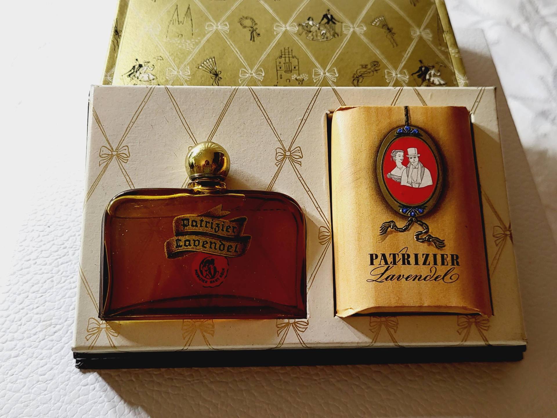 Patrizier Lavendel Jünger & Gebhardt Set Parfum 18 Ml Und Seife 50G Vintage Patrizier Lavendel Jünger & Gebhardt Set Parfum 18 Ml Und Seife 50G Vintage von Etsy - MyStyleFashionCo