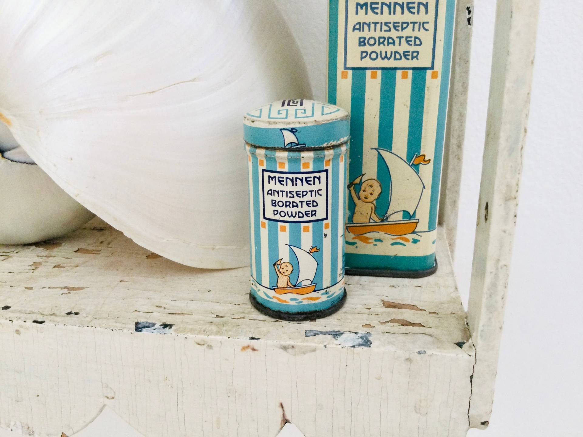 Kleine Vintage Baby Puder Mennen Talcum Dose Aqua Blau Mit Segelboot, Badezimmer Eitelkeit von Etsy - Mymillienroses