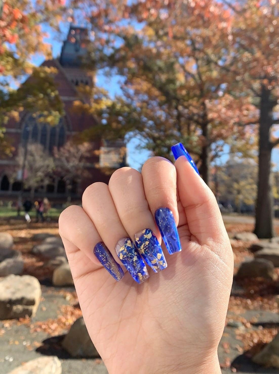 Goldblaue Eiszapfen | Handgemachte Dunkelblaue Marmor Goldnägel von Etsy - NaailsByNeNe