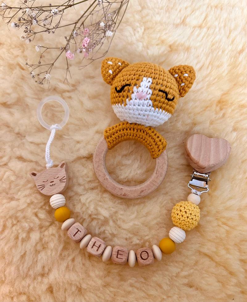 Schnullerkette Katze Mit Namen Personalisiert Häkelperle in Rot Oder Senfgelb Und Holzperlen Gehäkelter Babyrassel "Katze" von Etsy - NadinesRegenbogen