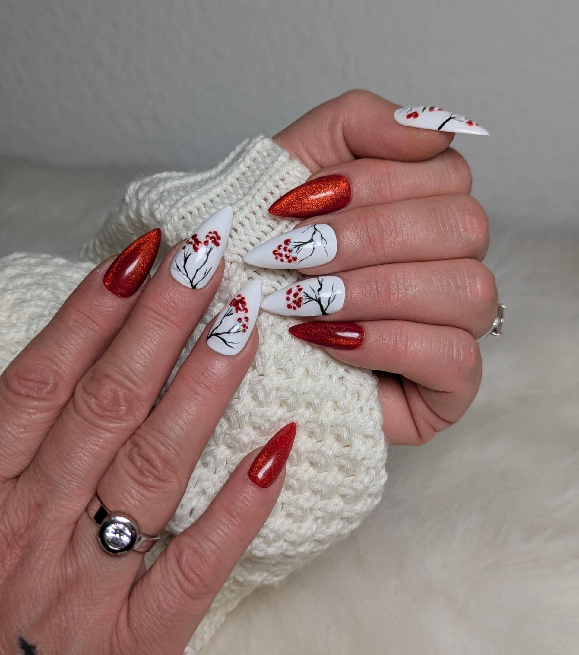 Edle Winterbeeren-Nails | Handgemalte Vogelbeeren Press-On Nägel Rot-Weiß Herbst & Weihnachten Edle Winterbeeren-Nails | Handgemalte Vogelbeeren Press-On Nägel Rot-Weiß Herbst & Weihnachten von Etsy - NagelUniversum