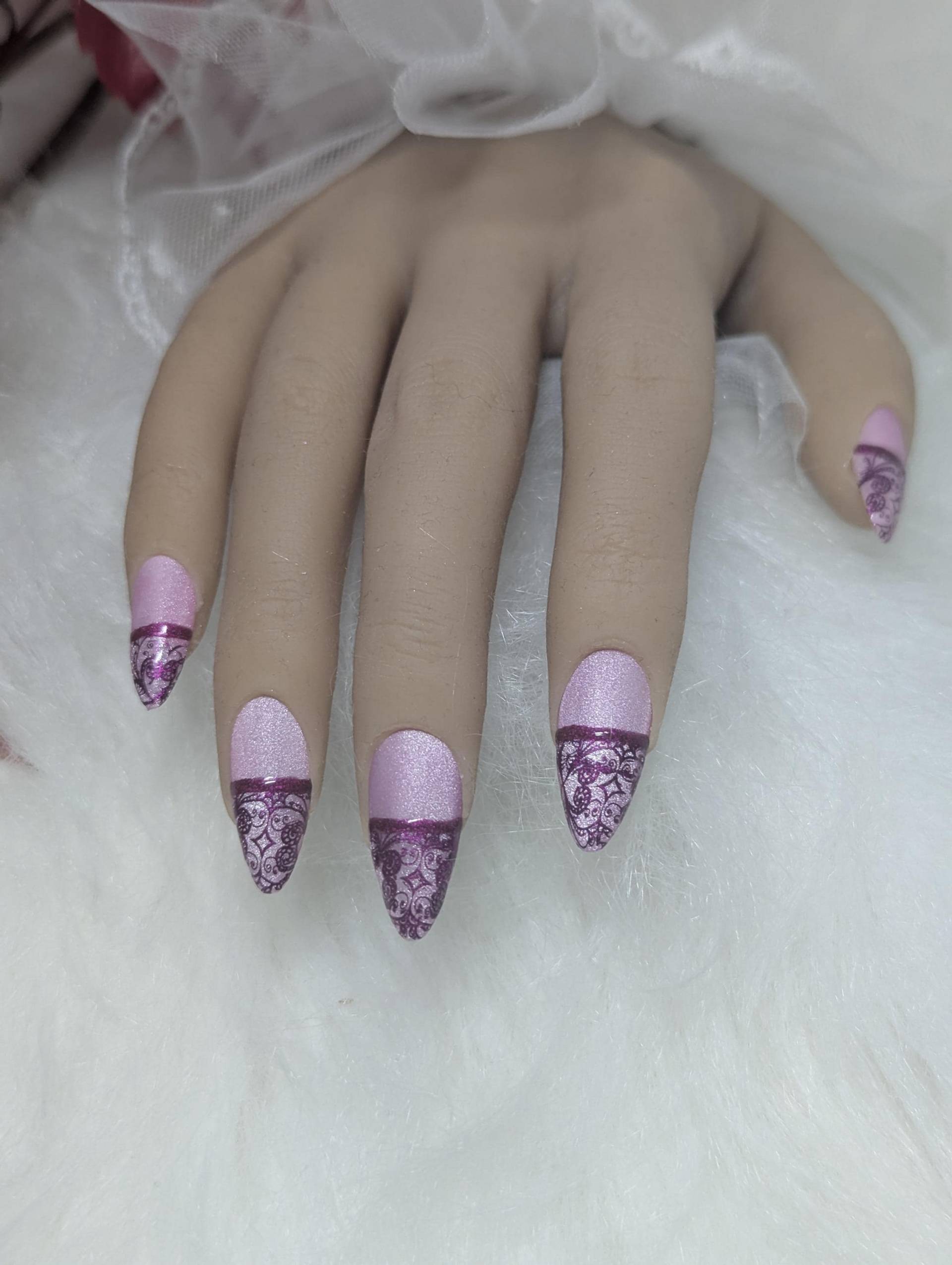 Elegante Pink Glitzer Spitze Press-Ons | Matt Baby-Pink Mit Lila Stamping-Muster & Glitzer-French Mandelform Nageluniversum Elegante Pink Glitzer Spitze Press-Ons | Matt Baby-Pink Mit Lila Stamping-Muster & Glitzer-French Mandelform Nageluniversum von Etsy - NagelUniversum