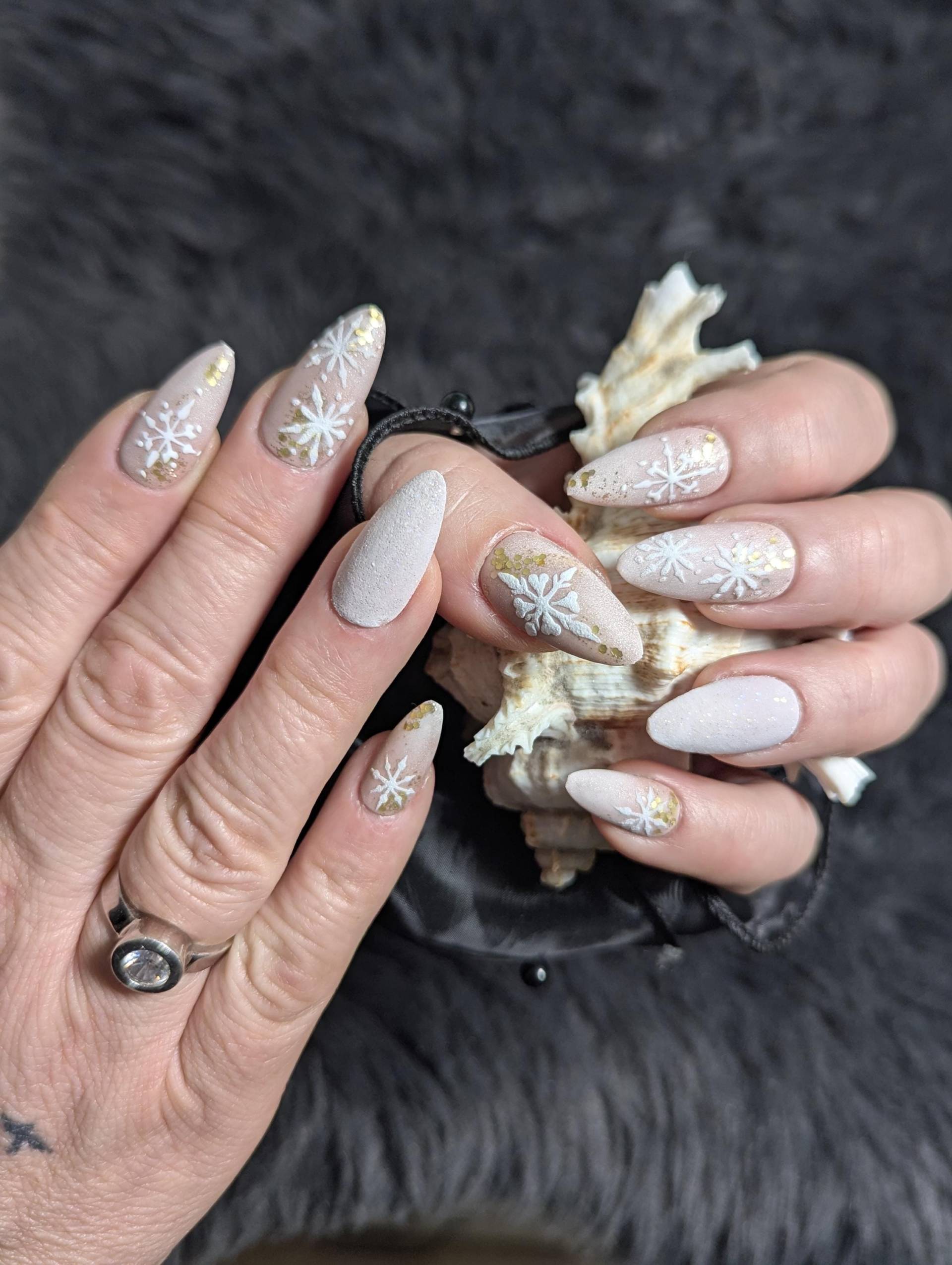 Elegante Press-On Nägel | Rosé-Schnee Glitzer-Design Zarte Schneeflocken Und Gold-Flakes Winterliche Eleganz Elegante Press-On Nägel | Rosé-Schnee Glitzer-Design Zarte Schneeflocken Und Gold-Flakes Winterliche Eleganz von Etsy - NagelUniversum