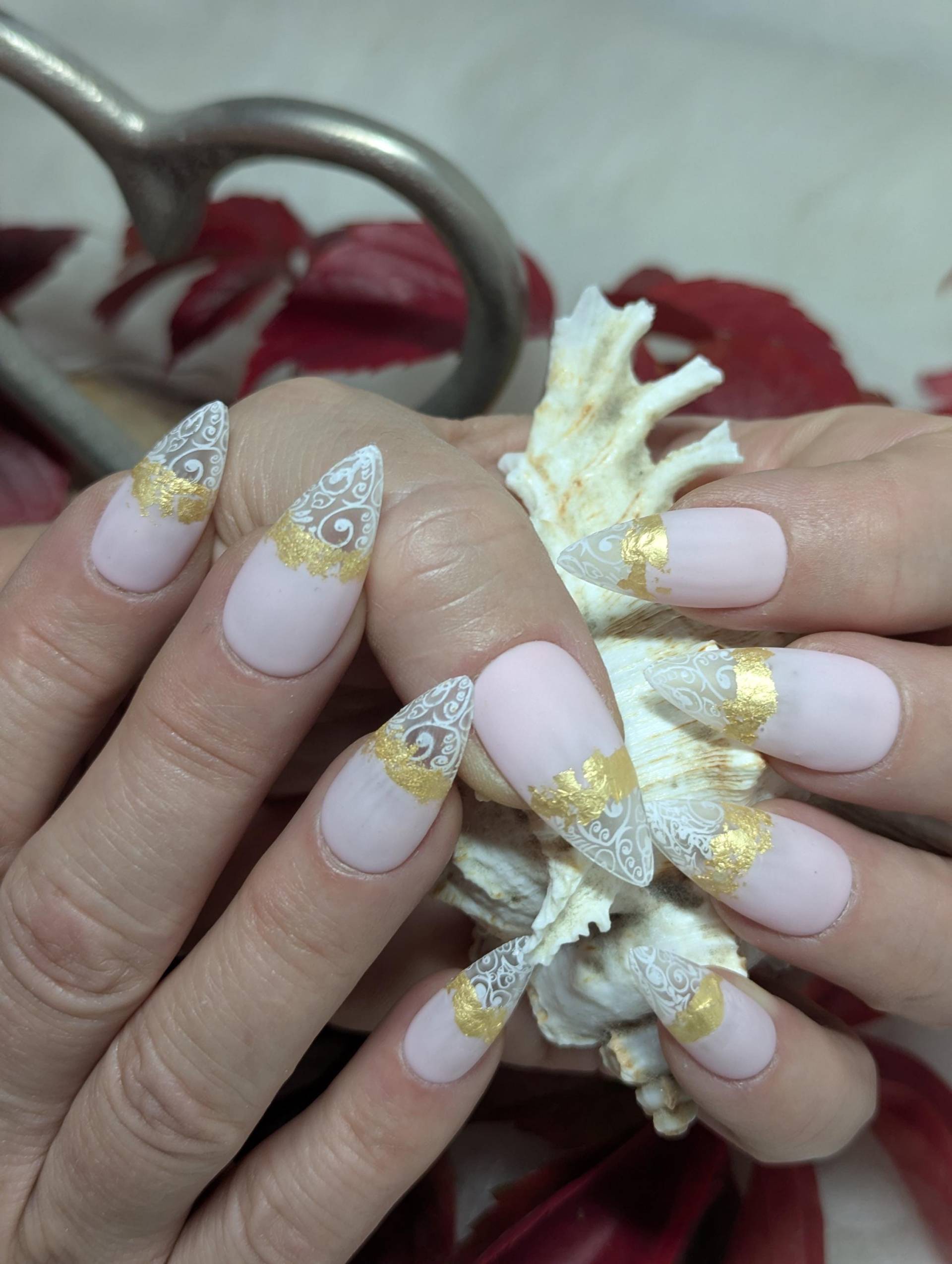 Luxus Stiletto Press-On Pastellrosa, Gold-Akzent & Filigrane Spitze Luxus Stiletto Press-On Pastellrosa, Gold-Akzent & Filigrane Spitze von Etsy - NagelUniversum