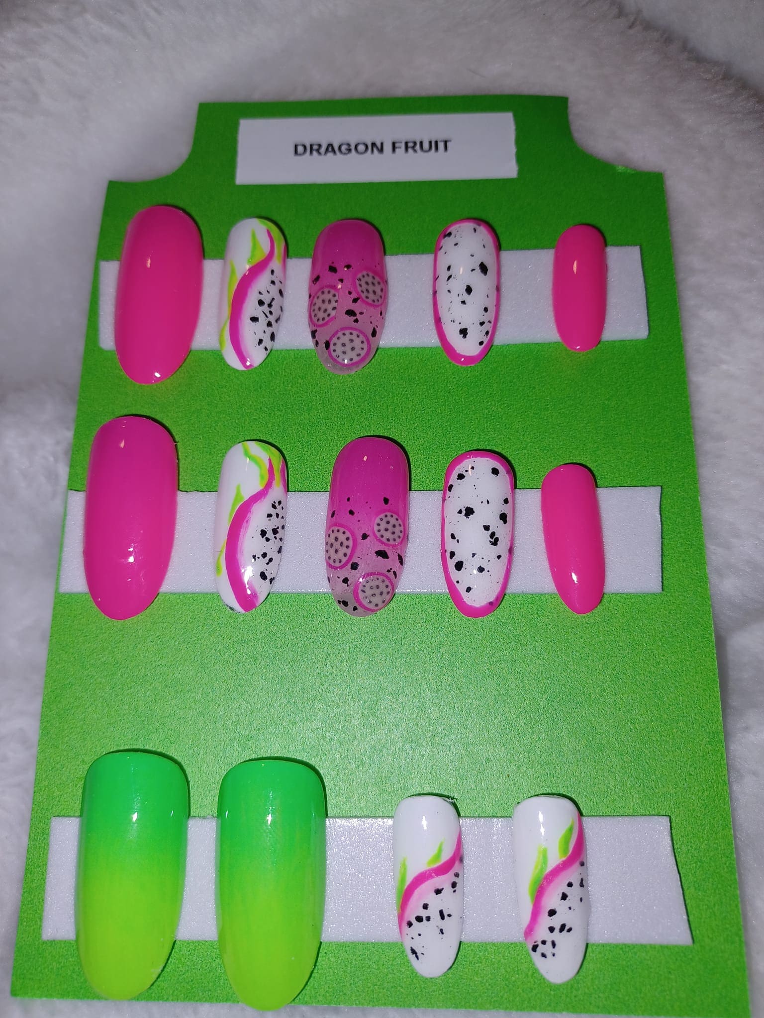 Drachenfrucht | Schwarzlichtreaktiv Komplettes Nagelset von Etsy - NailMePressOns