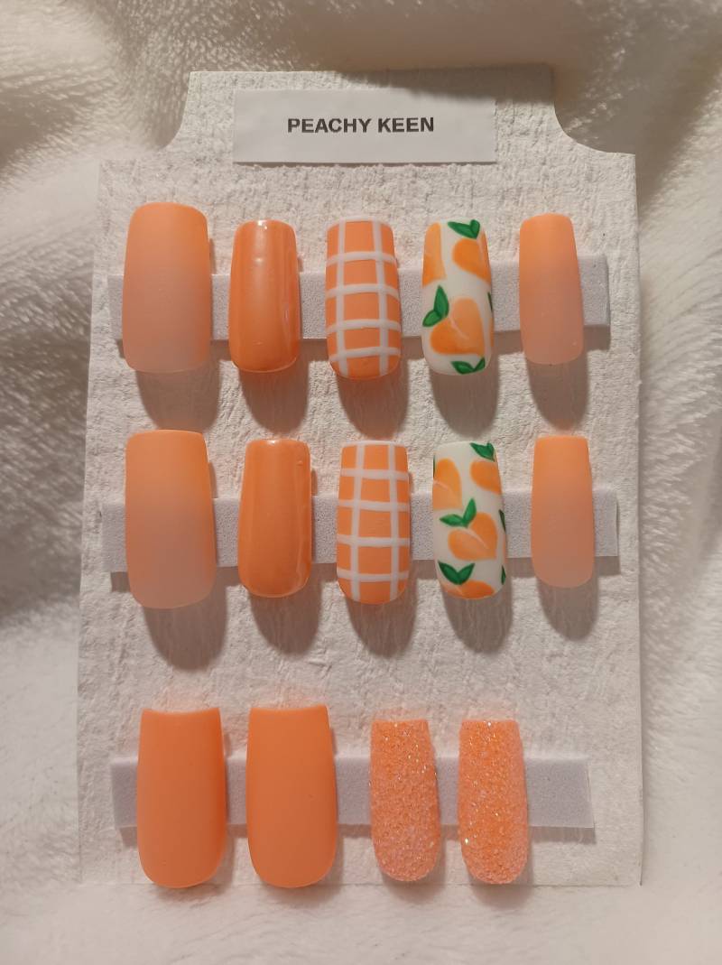 Peachy Keen | Komplettes Nagelset von Etsy - NailMePressOns