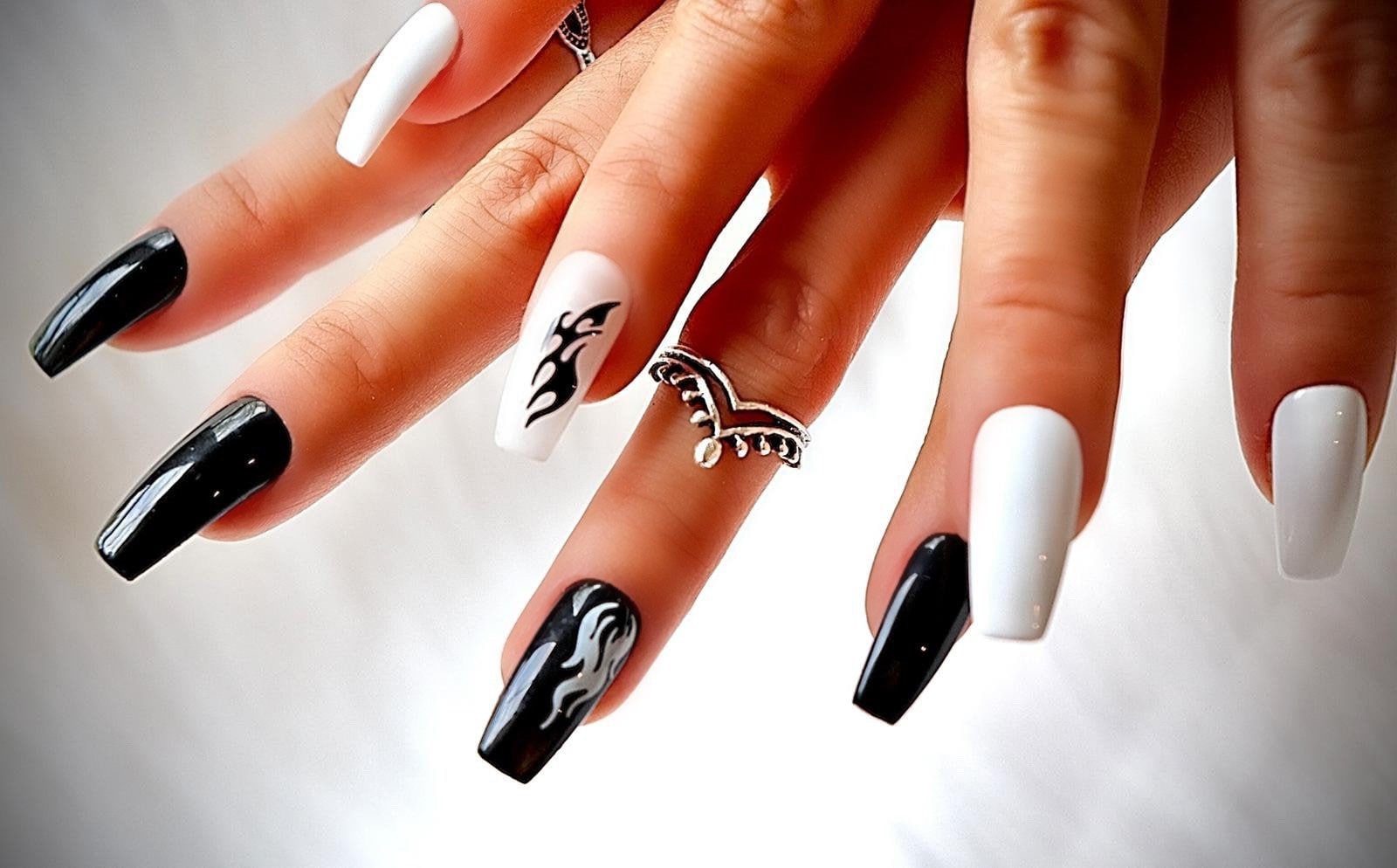 Black & White Flames Press On Nails von Etsy - NailartbySoonie