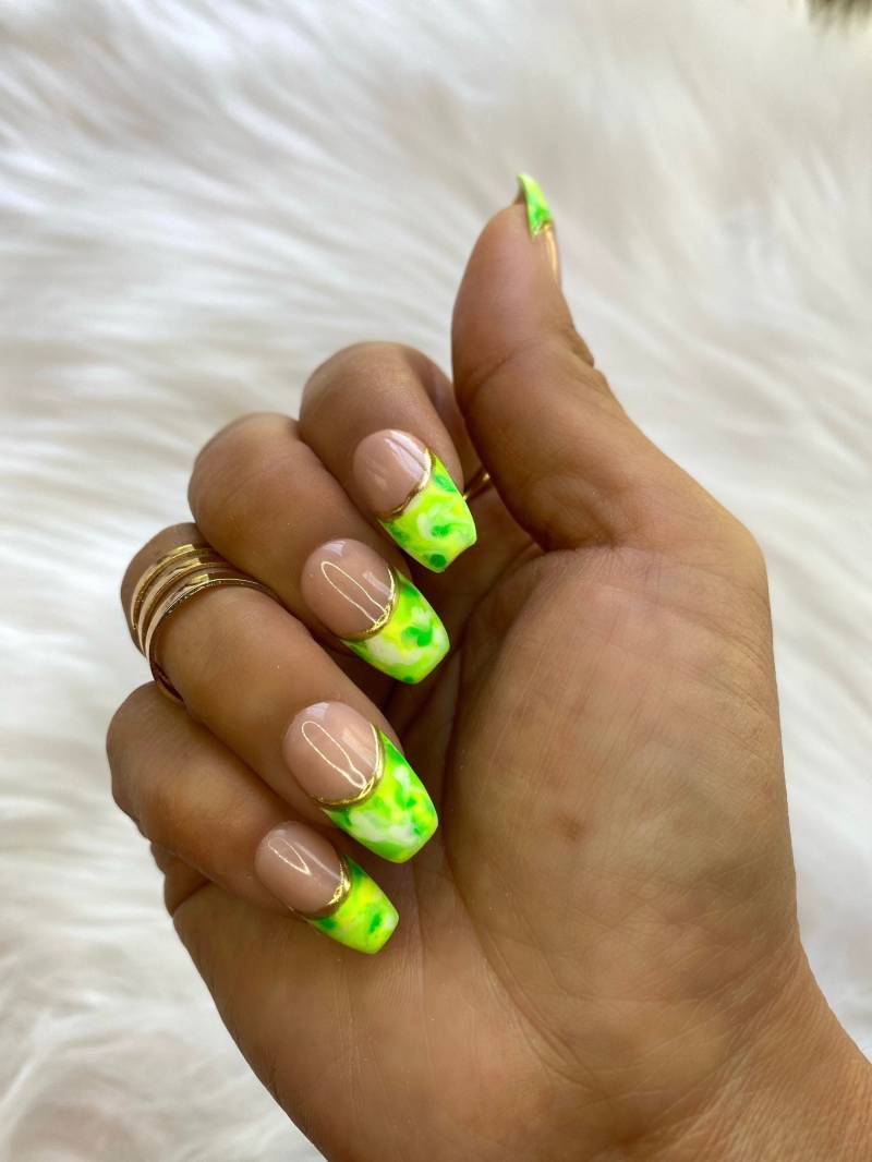 Lemon Lime Tie-Dye Mit Einem Hauch Von Gold Press On Nails von Etsy - NailartbySoonie