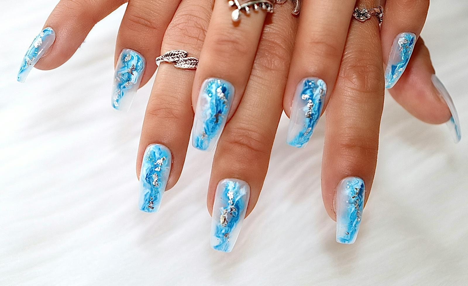 Marmor Blau Und Silber Waves Press On Nails von Etsy - NailartbySoonie