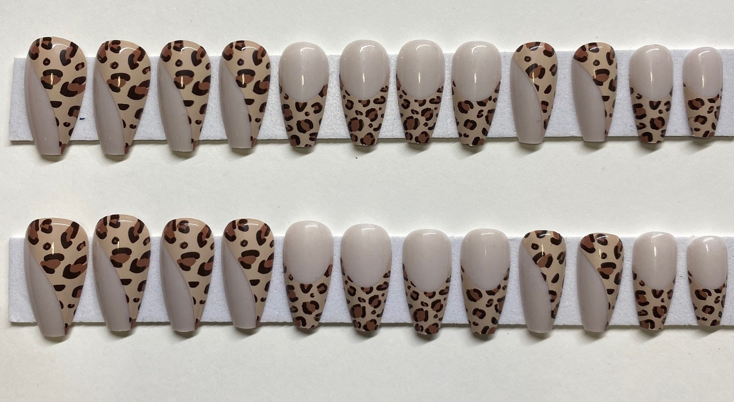 Leichter Schimmer-Nude Mit Animal Print Und French Tip Long Coffin Press On Nail Kit von Etsy - NailditbyTara