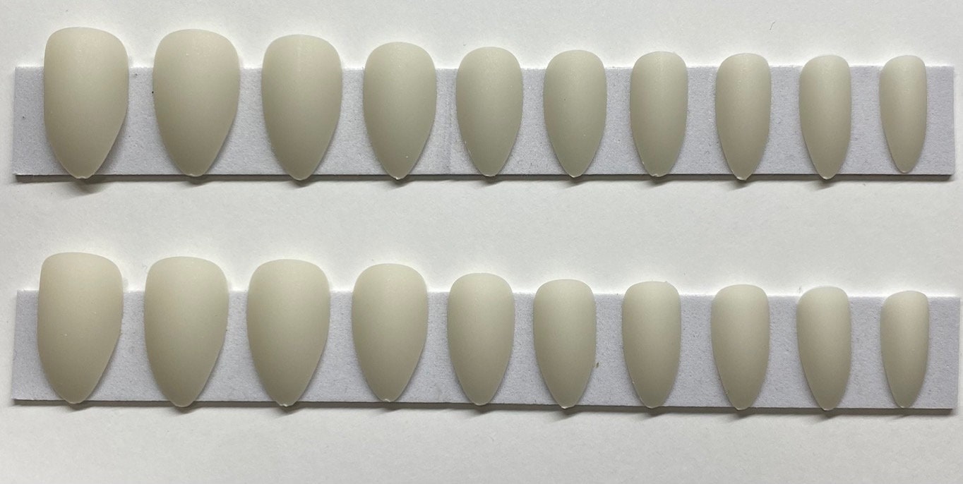 Matte Off White Medium Stiletto Drücken Sie Auf Den Nagel Kit von Etsy - NailditbyTara