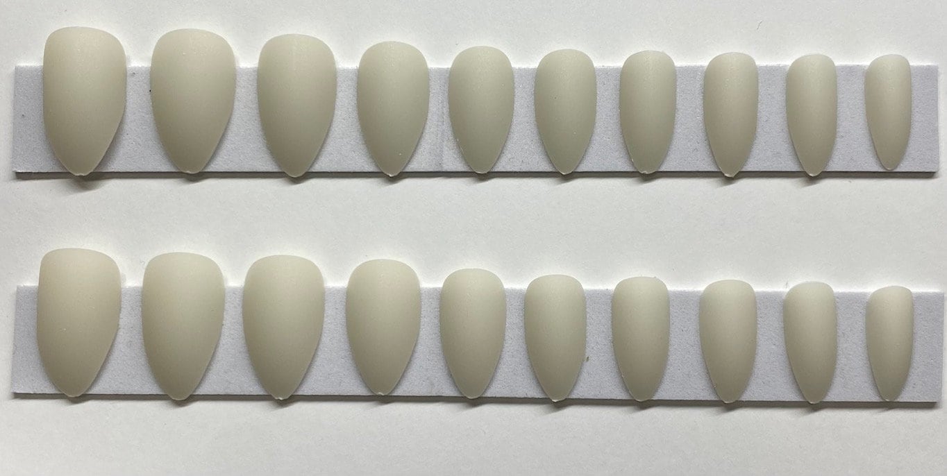 Matte Off White Medium Stiletto Drücken Sie Auf Den Nagel Kit von Etsy - NailditbyTara