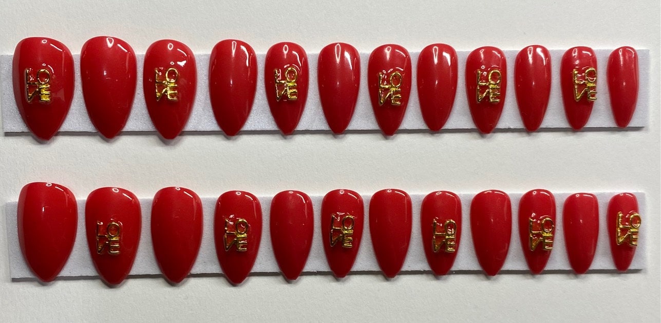 Rot Mit Gold "Love" Charms Valentinstag Medium Stiletto Drücken Sie Auf Den Nagel Kit von Etsy - NailditbyTara