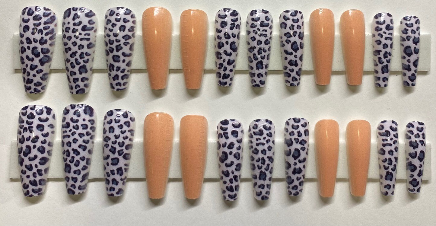 Weiß Mit Grauem Animal Print Und Beige Pfirsich X Long Press On Nail Kit von Etsy - NailditbyTara