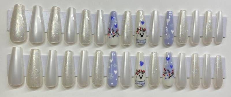 Weiß Mit Irisierendem Glitzer, Weiße Perle/Chrom, Blaue Schneeflocken, Herzen, Eisbären Und Mistel Weihnachten Xl Sarg Press On Nail Kit von Etsy - NailditbyTara