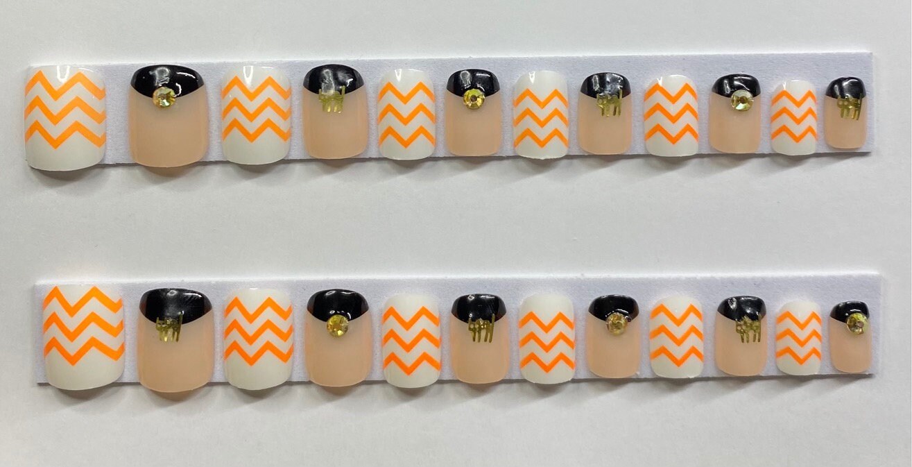 Weiß Mit Orange Zig Zags, Akt Schwarzen Halbmonden Und Gold Strasssteinen Katze Pailletten Halloween Short Square Press On Nail Kit von Etsy - NailditbyTara