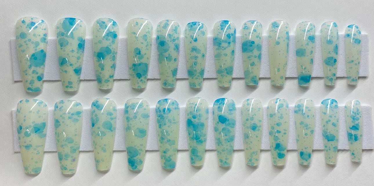 Weiße Nägel Mit Blauer Tinte Marble Xl Coffin Press On Nail Kit von Etsy - NailditbyTara