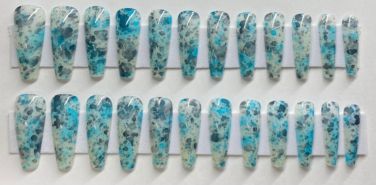 Weiße Nägel Mit Blauer Und Schwarzer Tinte Marble Xl Coffin Press On Nail Kit von Etsy - NailditbyTara