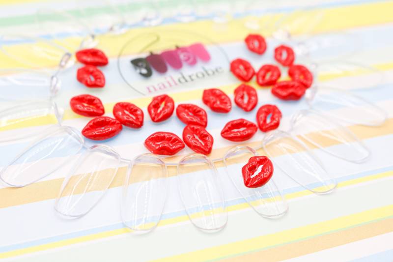 2 Stück Red Lip Nail Art Charm | Größe 11, 3mmx7, 6mm von Etsy - Naildrobe