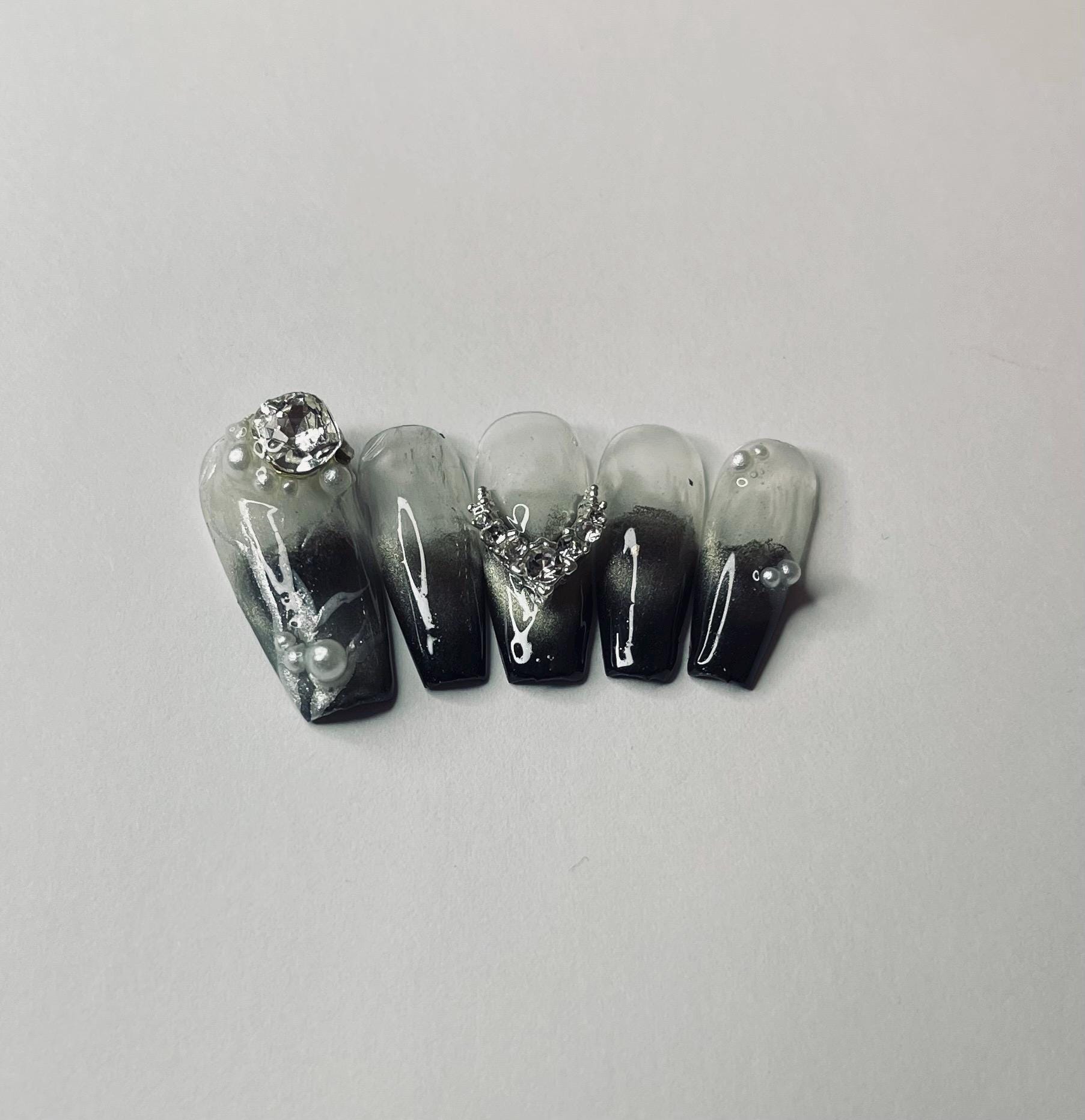 Silber Schleier Press-On Nägel | Gothic Ombre Luxus Set Mit Perlen & Kristalle Größe M Silber Schleier Press-On Nägel | Gothic Ombre Luxus Set Mit Perlen & Kristalle Größe M von Etsy - NailsbyEty
