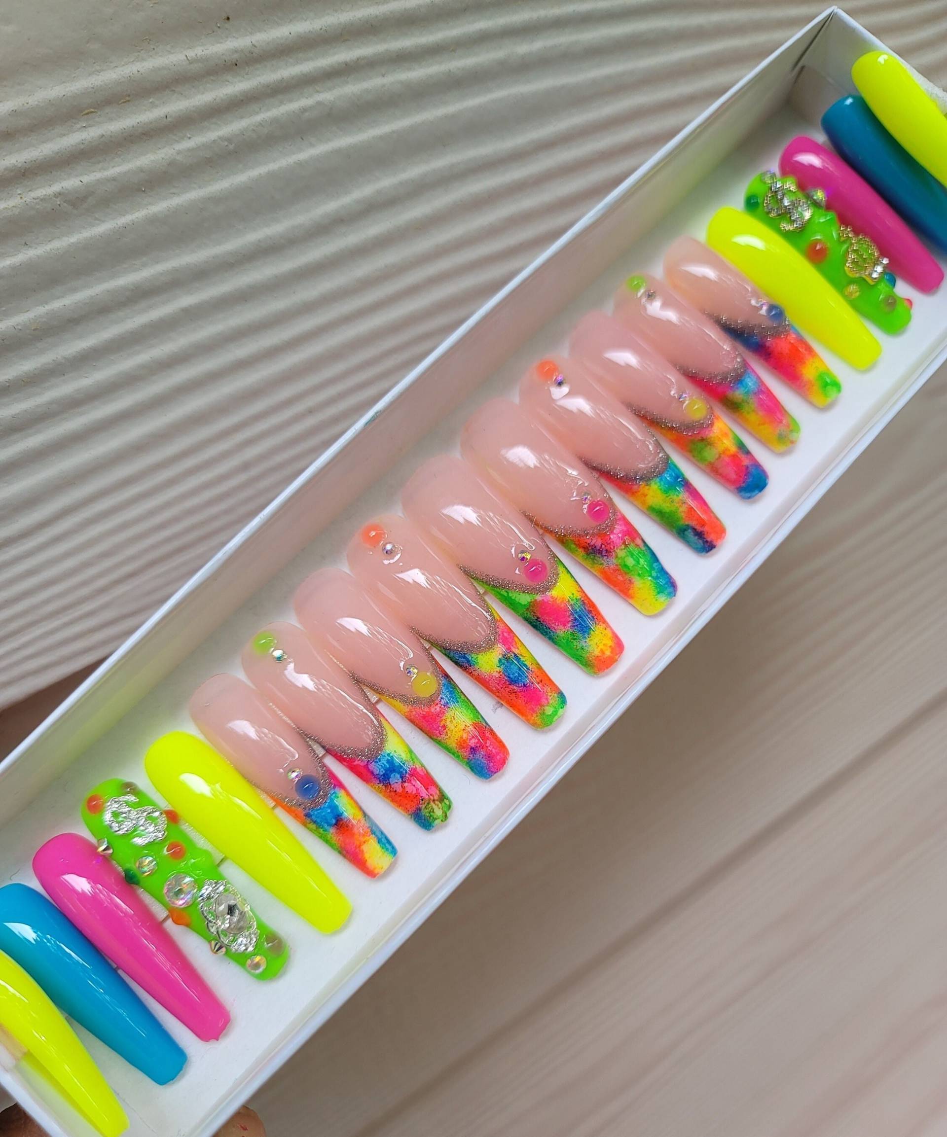 Neon Tipz - Regenbogen Pop/Silber Reflektierende Linie Lange Coffin Xxl Press On Nägel von Etsy - NailsbyMooda