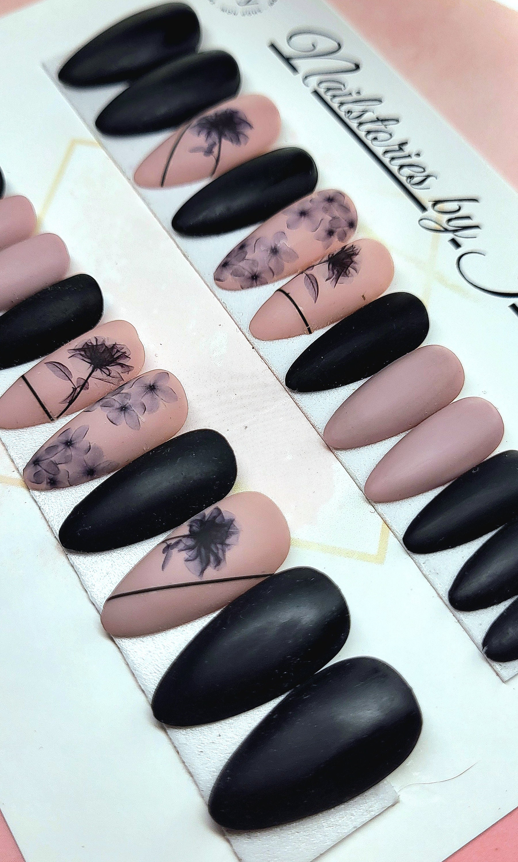 Versandfertig Ready To Ship Press On Nails - Medium Mandel Nude/Schwarz Herbst Blumen Sizing Wear Geschenkset von Etsy - NailstoriesbyJK