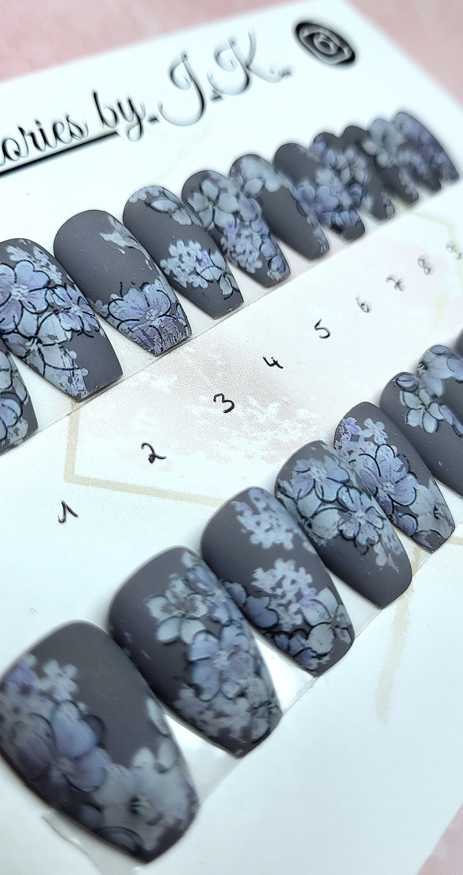 Versandfertig Short Coffin/Ballerina Press On Nails, Frühling Grau Abstrakt Blumen Blätter Sizing Kit Deutschland Geschenkset von Etsy - NailstoriesbyJK