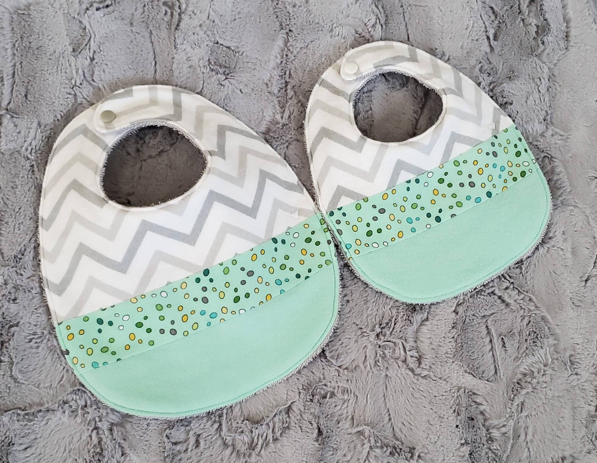 Frühlingsgrüner Lätzchen, Lätzchen Für Kleinkinder, Wendelätzchen, Weicher Baumwoll-Lätzchen, Verstellbarer Chevron-Lätzchen, Grau/Grün von Etsy - Nanaloveforbaby