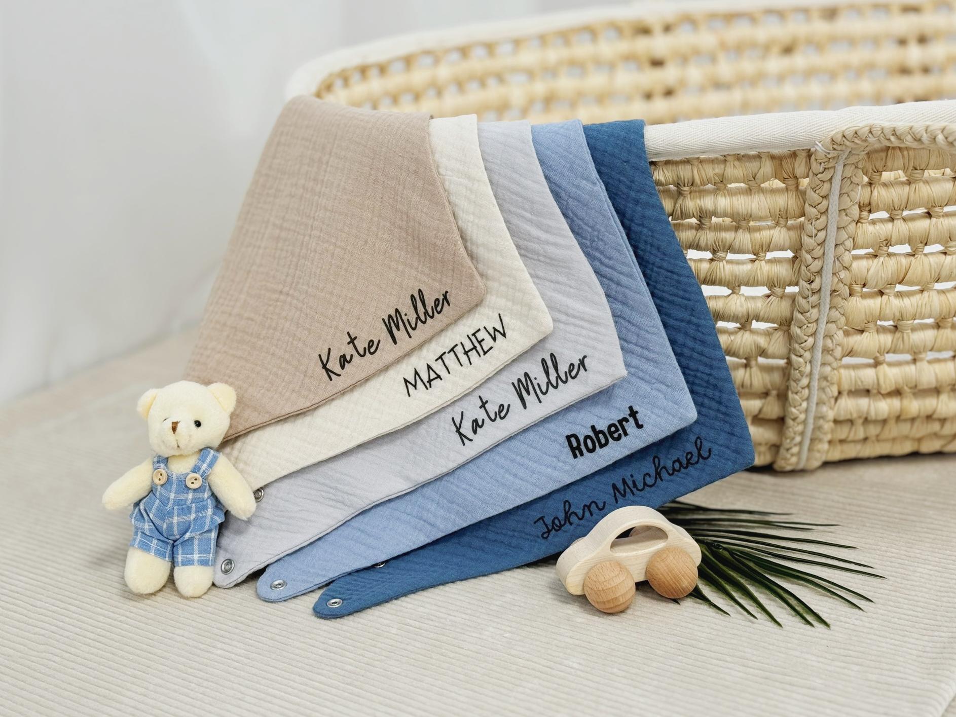 Set Mit 5 Personalisierten Babylätzchen, Weiche & 100% Wasserdichte Sabberlätzchen, Kleinkind-Bandana-Lätzchen - Perfektes Babygeschenk von Etsy - NaturalCuddles