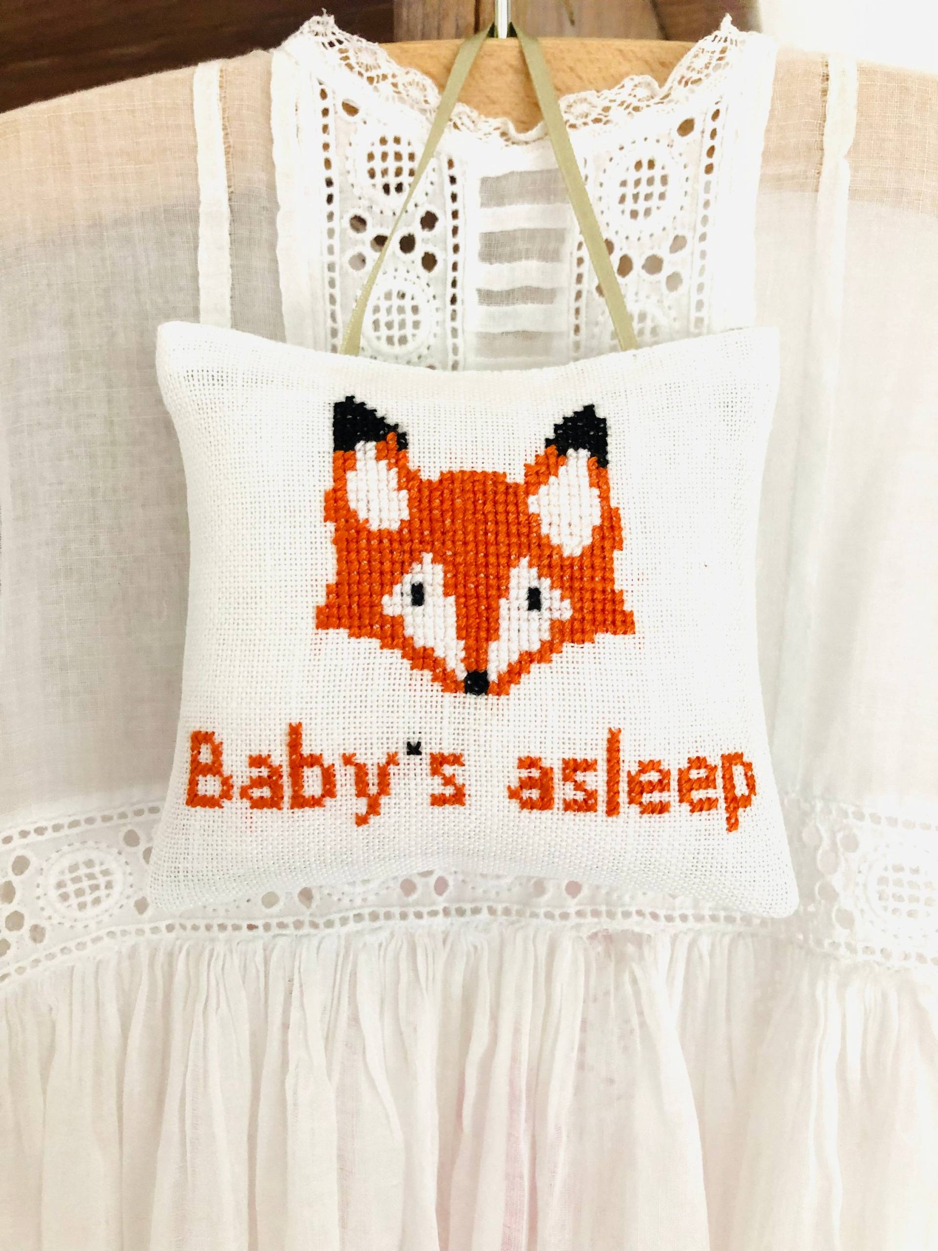 Handgemachte Kreuzstich Fuchs Babys Geschenk Babyzimmer Babyshower Waldkinderzimmer von Etsy - NellysLittleGifts