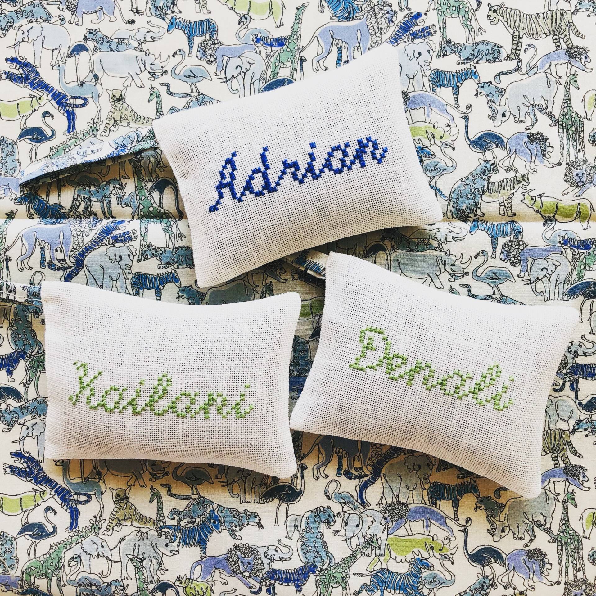 Handgemachtes Namenskissen Lavendelkissen Benutzerdefinierte Personalisierte Kreuzstich Duftkissen Baby Name Geschenk Liberty Fabric Made in Holland von Etsy - NellysLittleGifts