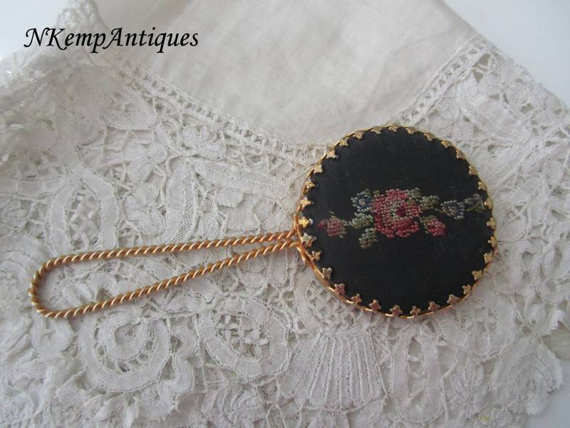 Petit Point Handspiegel von Etsy - Nkempantiques