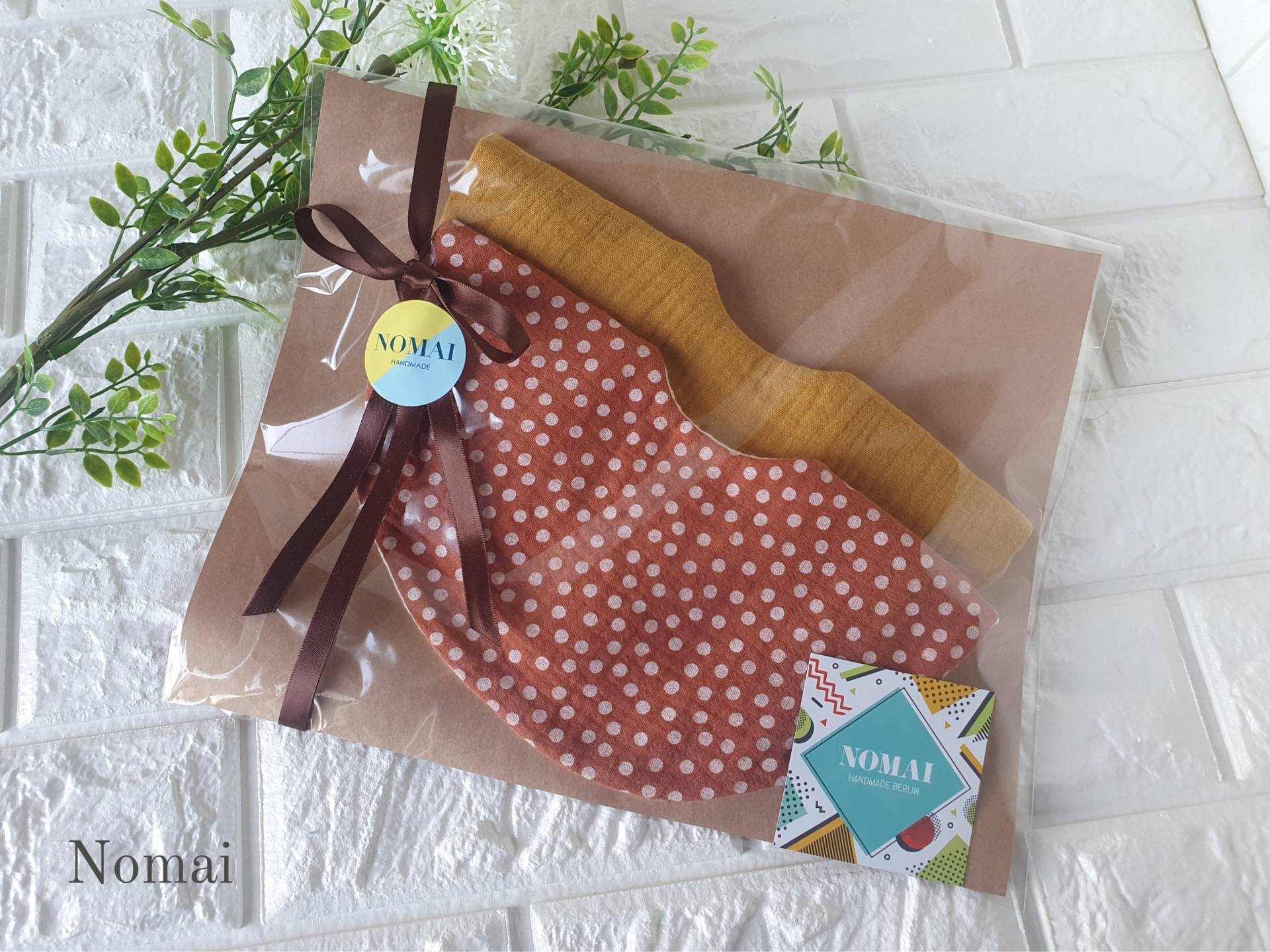 2 Stück Neugeborenen Geschenkset | Rundes Babylätzchen 100% Baumwolle Musselin Teracotta+ Dot, Dunkelgelb Baby Shower Unter 20 Euro Geschenk von Etsy - NomaiHandmade