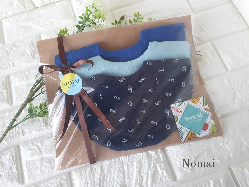 3 Stück Neugeborene Baby Geschenkset | Rundes Babylätzchen 100% Musselin Marineblaue Zahl, Hellblau, Royalblau Zur Geburt| Unter 25 Euro von Etsy - NomaiHandmade