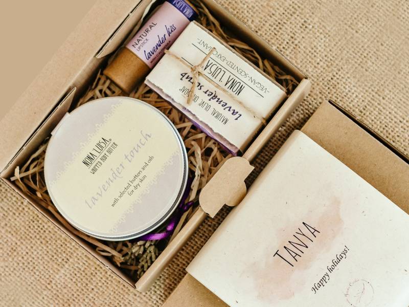 Personalisierte Lavendel Luxus Geschenkbox I 100% Natürlich Set Von Nona Luisa Körperbutter, Natürliche Seife, Lippenbalsam, Dankbarkeit Box, Öko von Etsy - NonaLuisa