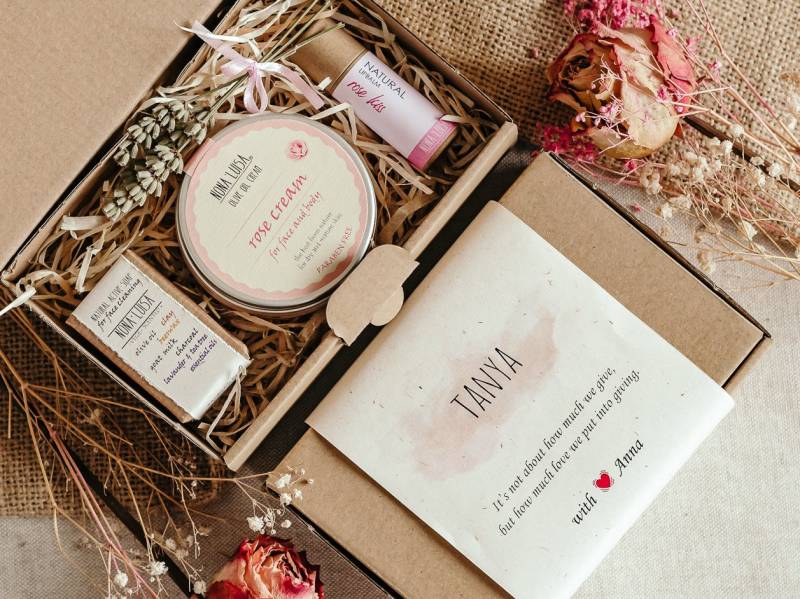 Personalisiertes Rosen Geschenk Set | Geschenkbox Für Frauen Hautpflege Lehrer Box Sie von Etsy - NonaLuisa