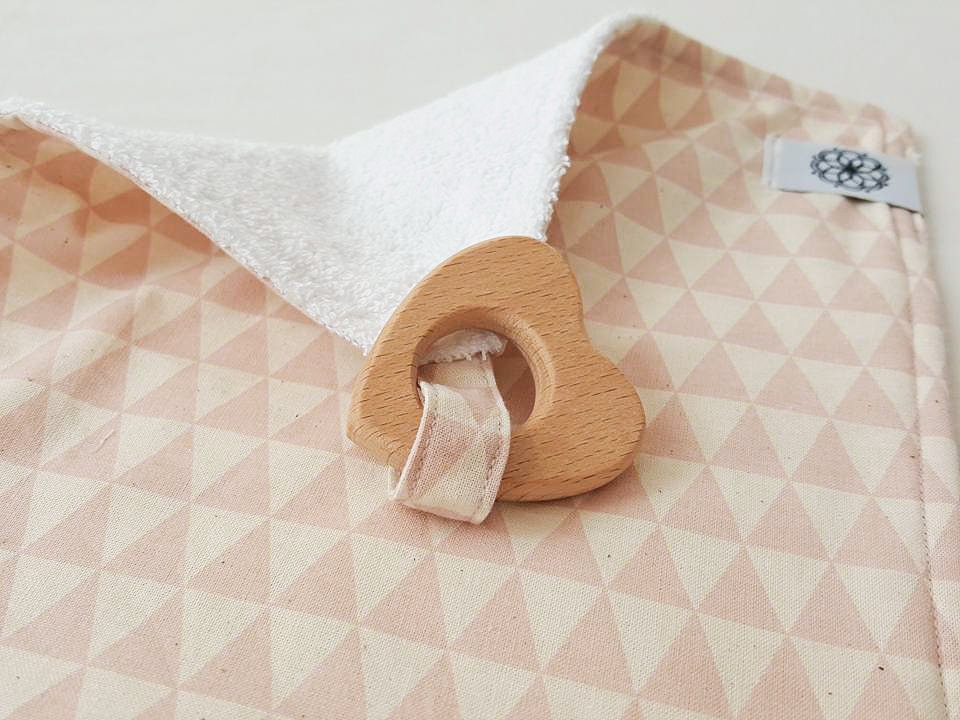 Rose Dreieck Baby Flanell Tuch Mit Beißring, Baby-Flanell, Sicherheit Spielzeug, Baby-Spielzeug, Holz Tier, Natürliche Beißring von Etsy - NoniKidsBerlin