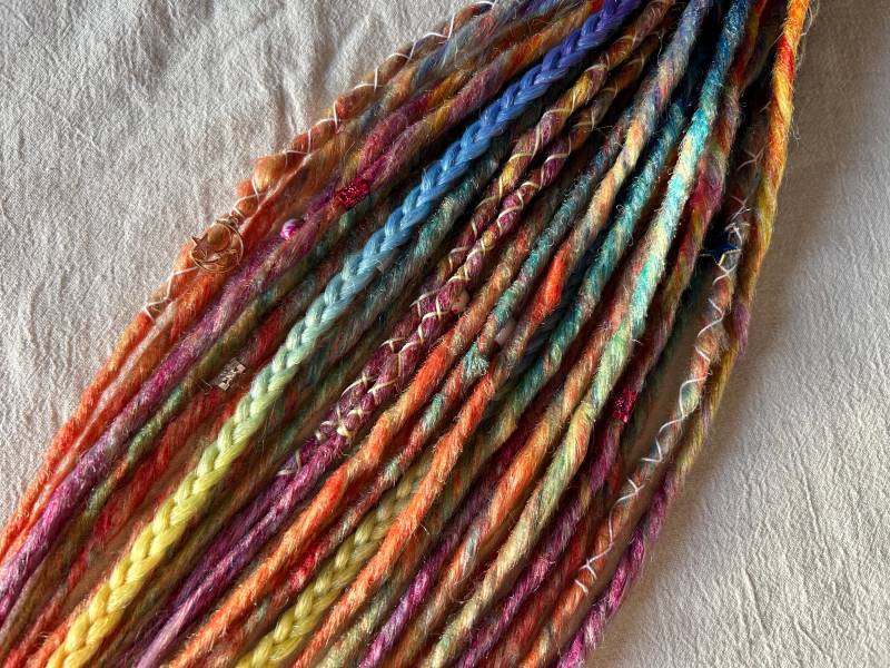 Regenbogen Blick | Kanekalon Synth Dreads Grün Orange Lila Blau Pink Rot Gelb von Etsy - NordicHighlandsShop