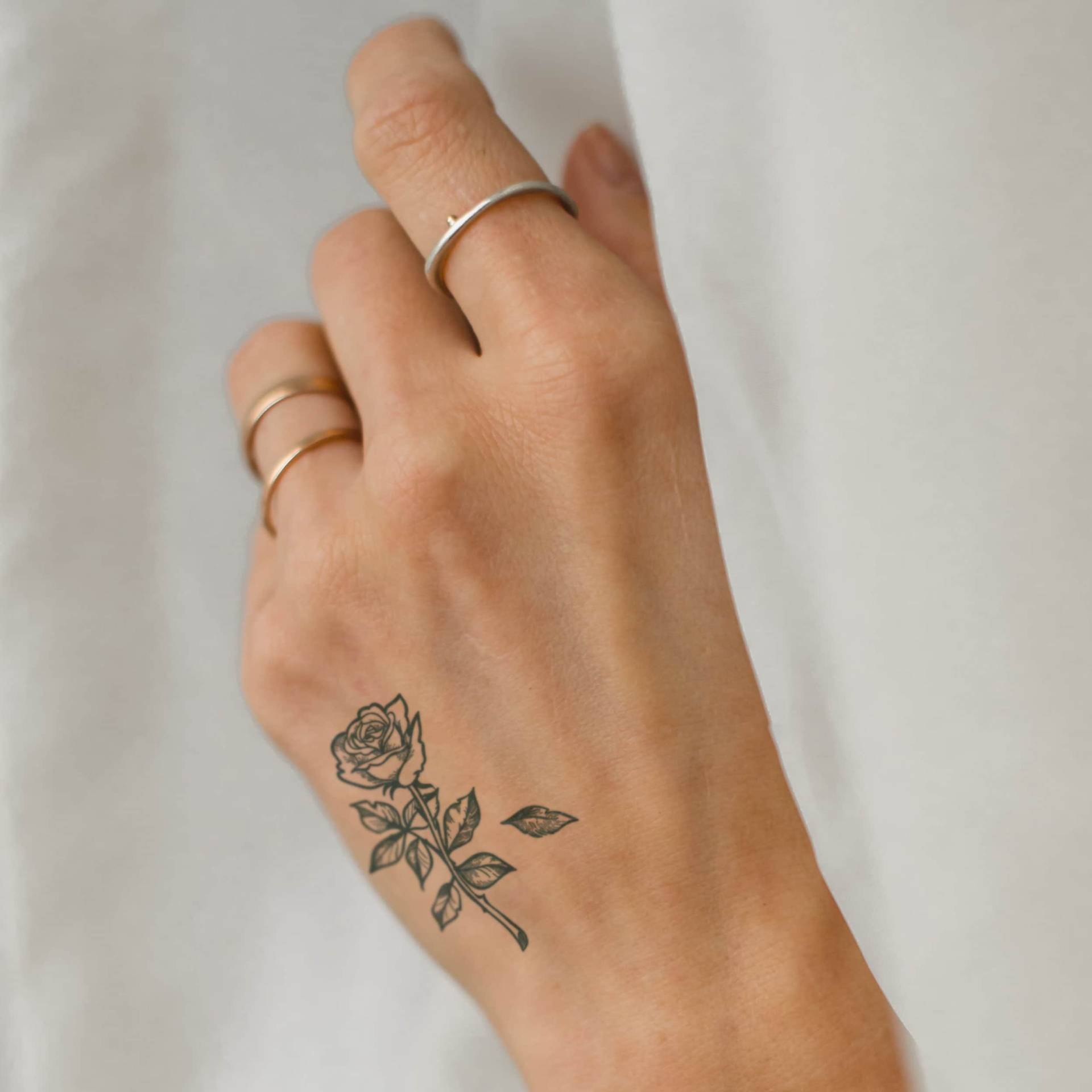 Semi-Permanent Tattoo | Kleine Rose Mit Fallendem Blütenblatt Hält Bis Zu 2 Wochen Temporäres Geschenkidee Jagua Henna von Etsy - NotaTattoo
