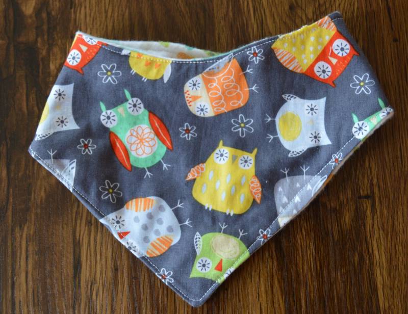 Wende-Baumwolle & Flanell Baby-Bandana-Lätzchen Mit Druckknöpfen von Etsy - OffTheHookbyJulie