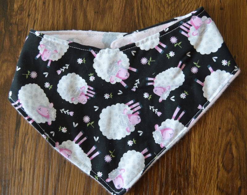 Wende-Baumwolle & Flanell Schaf Bandana Baby Lätzchen Mit Druckknöpfen von Etsy - OffTheHookbyJulie