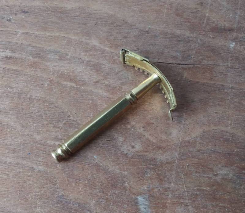 Vintage Curvfit Rasierrasierer Gold Kurzarbeit Damen Kontur Made in Usa 1945 Mid Century Grooming Tool Beauty Fashion von Etsy - OffbeatAvenue