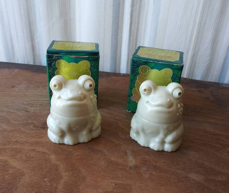 Wählen Sie Eine Vintage Verzauberten Frosch Creme Sachet Flasche 1973 Milch Glas Original Box 70Er Jahre Duft Mode Schönheit Kosmetik Dekor Kitsch von Etsy - OffbeatAvenue