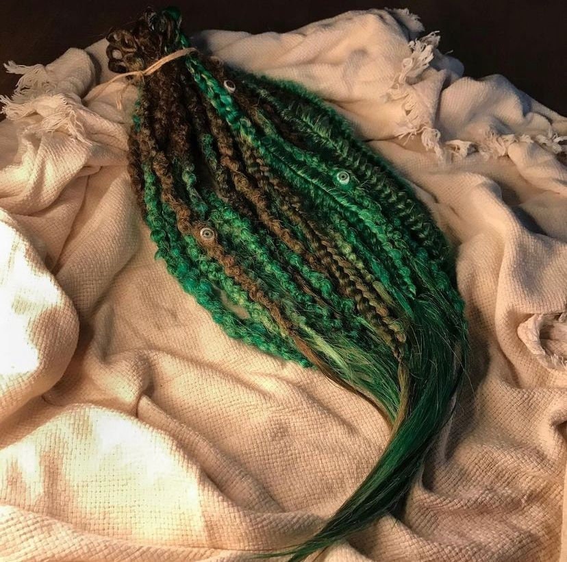 Braun -Waldgrün Ombre Farbe Kunsthaar Dreadlocks Erweiterungen | Mit Strukturmuster, Gehäkelte Doppelenden/Einfädeln Plastikaugen von Etsy - OhMyDreadsEU