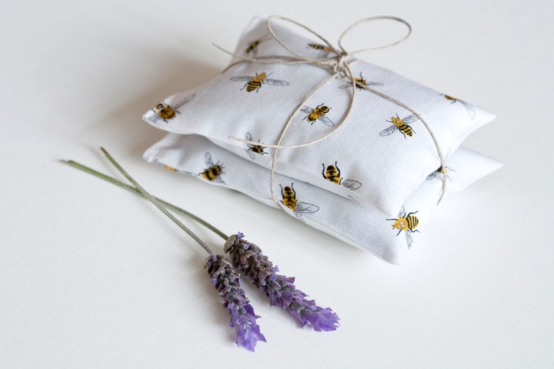 Bienen Lavendel Duftsäckchen Set - Kräutersäckchen Baumwolle Schublade Gunst Bio Lavendelsäckchen Geschenksäckchen von Etsy - OhMyLavender