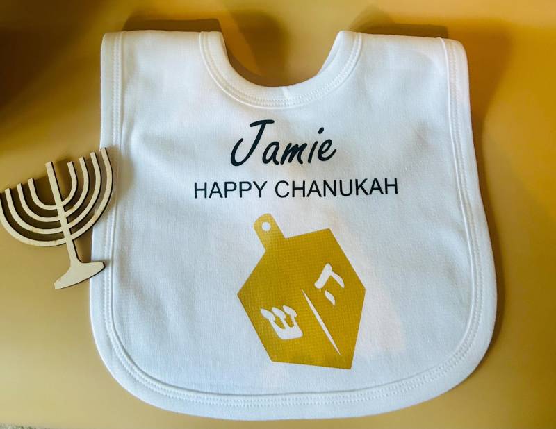 Personalisierte Chanukka Baby Lätzchen|Chanukka Lätzchen|Unisex Chanukah Menorah Gold Dreidel Lätzchen| Geschenke|Happy von Etsy - OhWoodenitbelovely