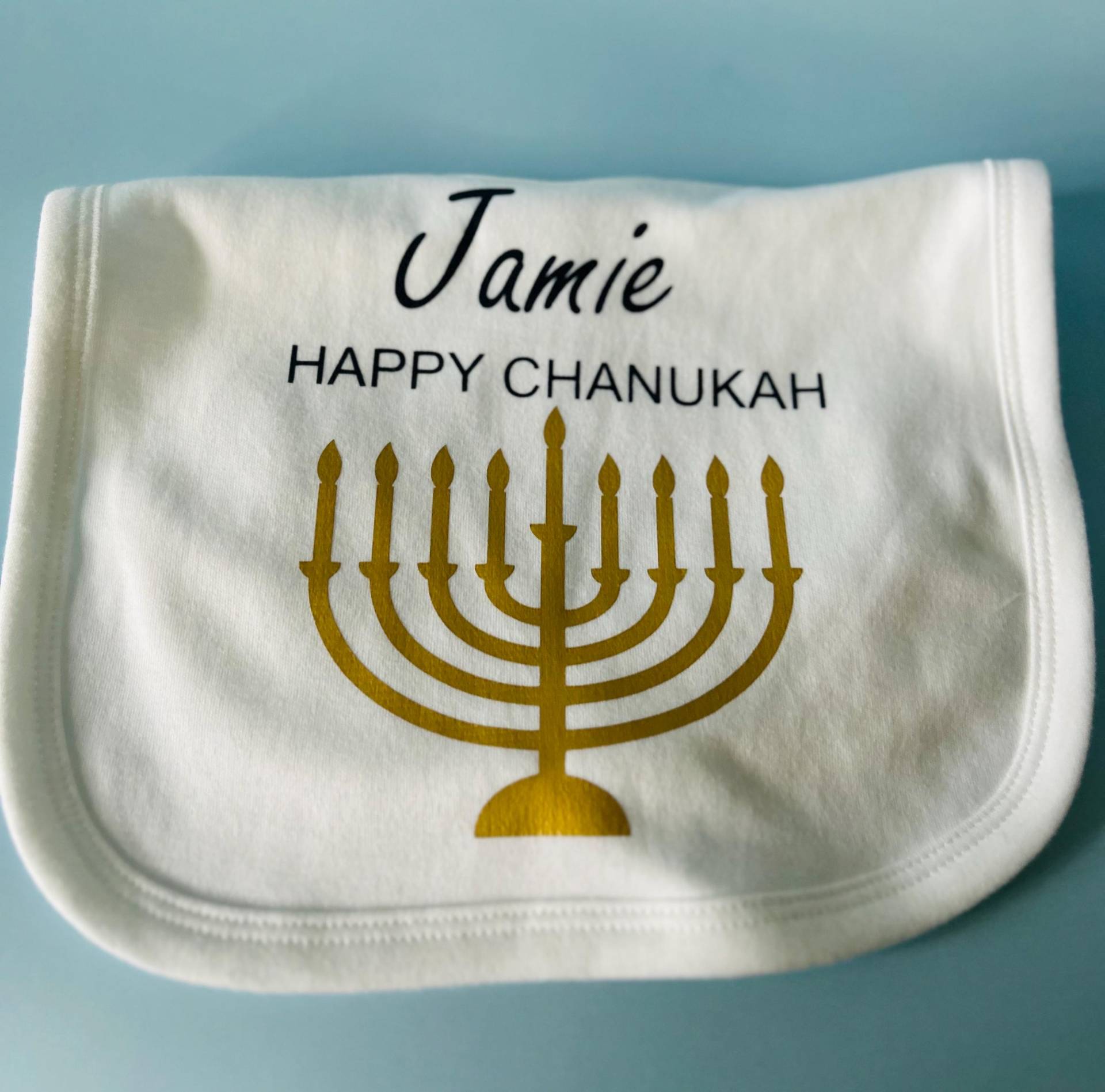 Personalisierte Chanukka Baby Lätzchen|Chanukka Lätzchen|Unisex Chanukah Menorah Gold Lätzchen| Geschenke|Happy von Etsy - OhWoodenitbelovely